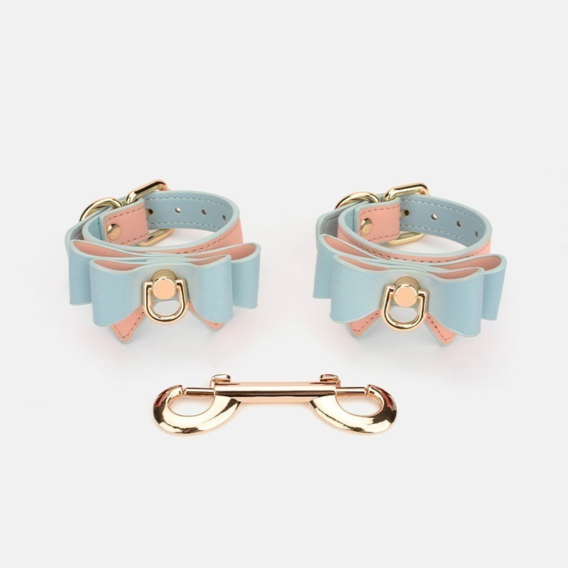 Kéjes kettős fantázia nevű Bőr Bilincs. Világoskék és rózsaszín színben látható a képen.